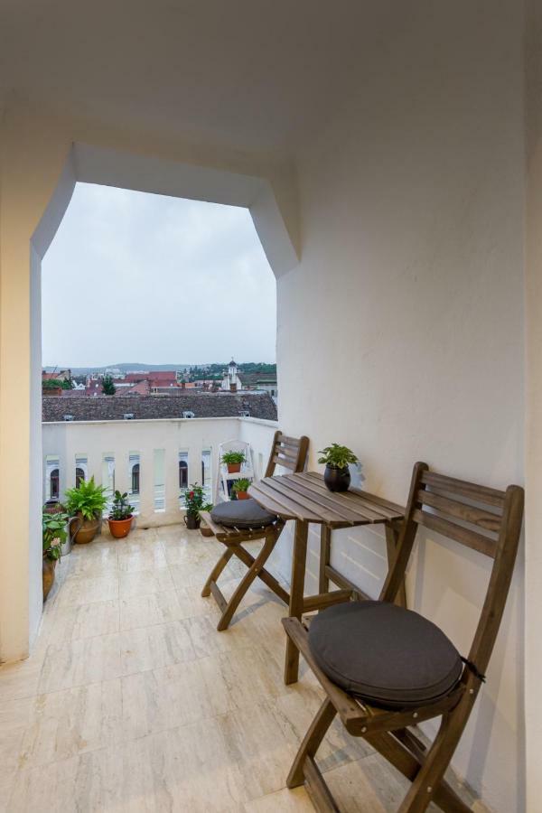 White Vintage Apartment Клуж-Напока Екстериор снимка